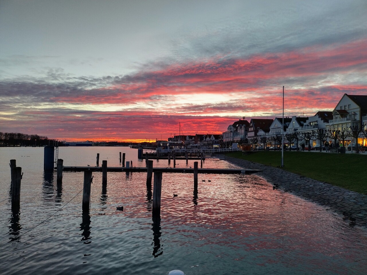 Ein Blick über die Trave bei Sonnenuntergang