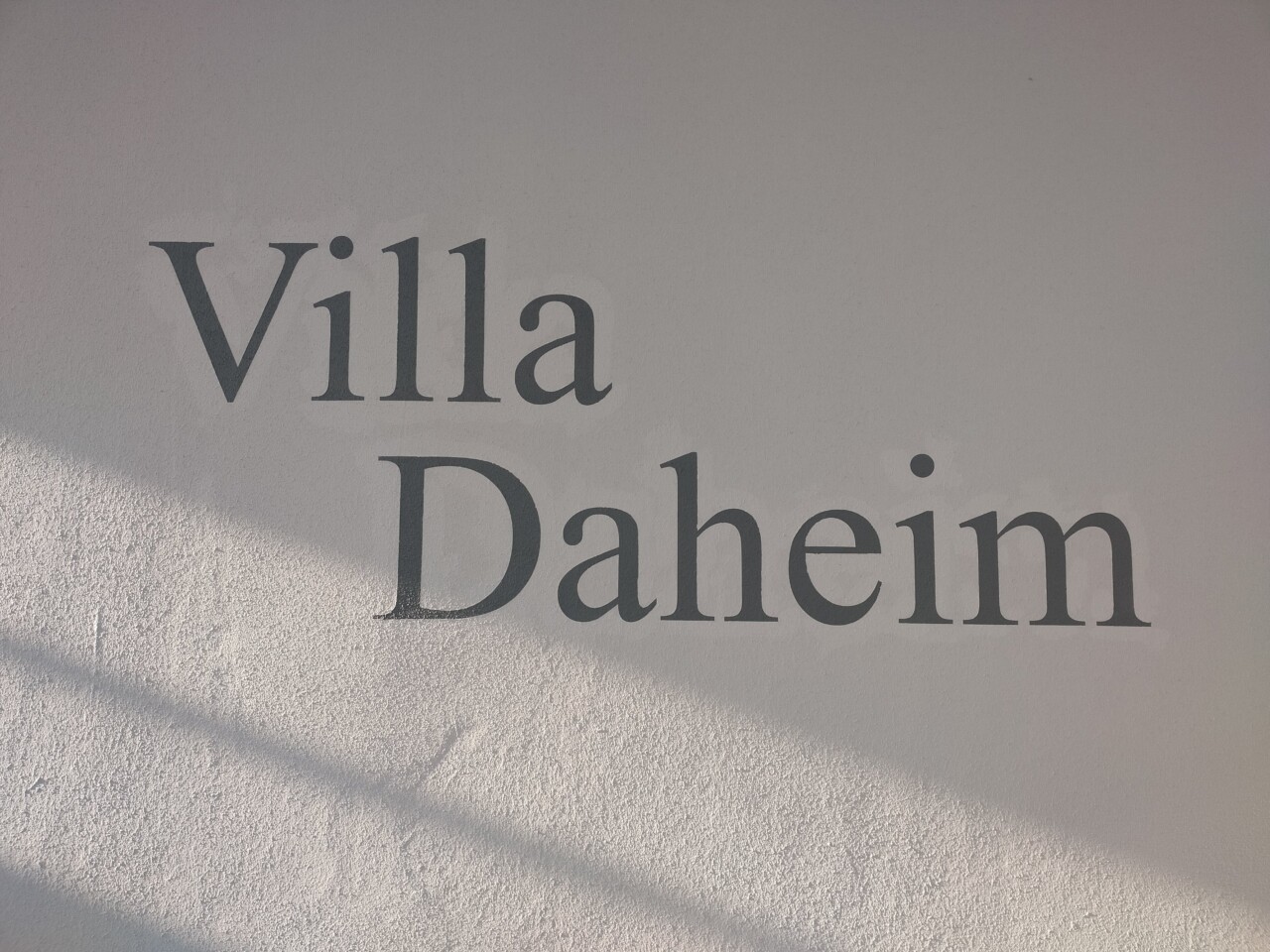 Hauswand mit der Beschriftung Villa Daheim 