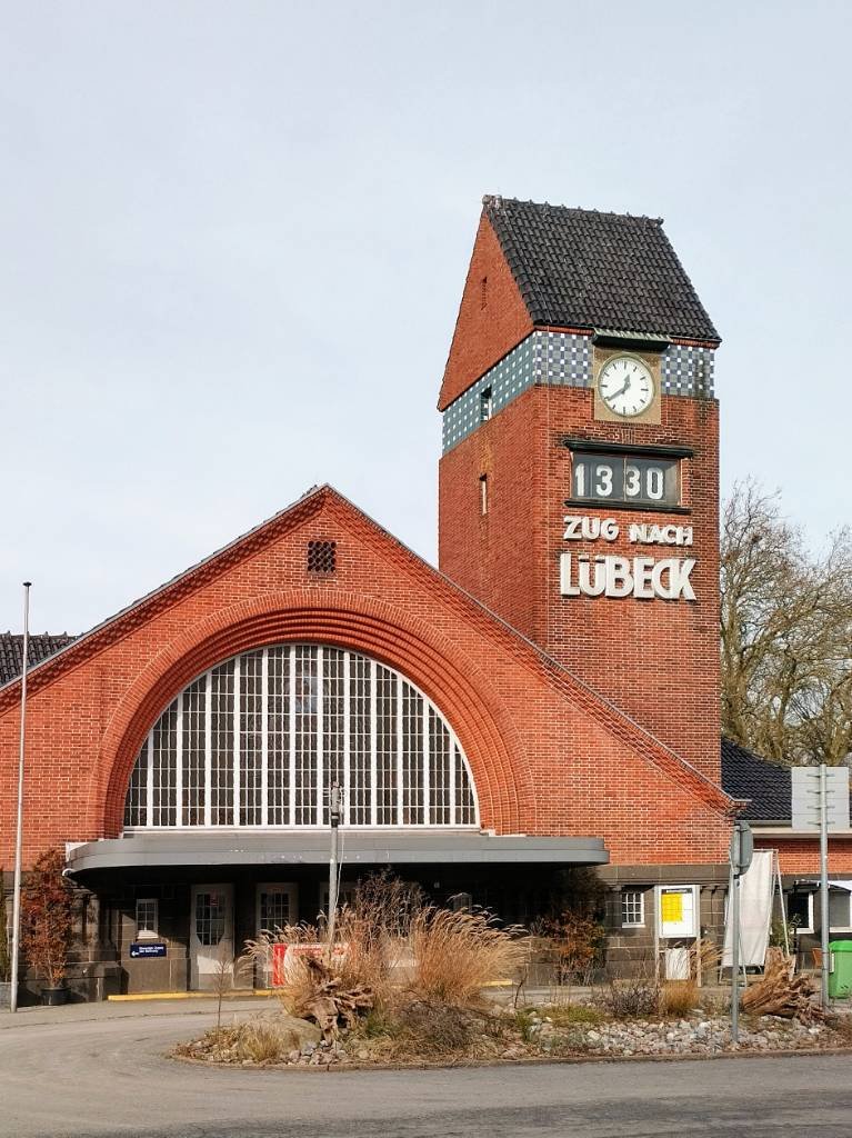 Fassade des Strandbahnhofs von Travemünde 